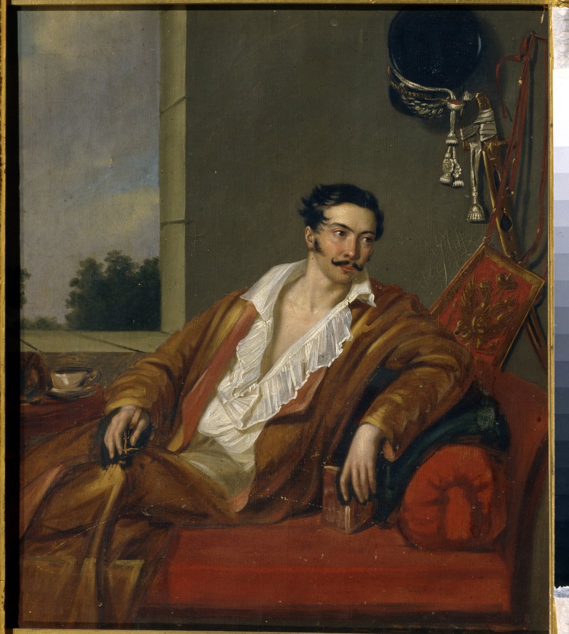 Retrato do Conde Vasily Fedorovich Gagarin. O aristocrata, de roupão, está estendido em um sofá, segurando um livro na mão. Pendurado na parede, a espada e os atributos militares, ao lado dele, em um pedestal, uma xícara de chá. Pintura anônima, óleo de School Russian