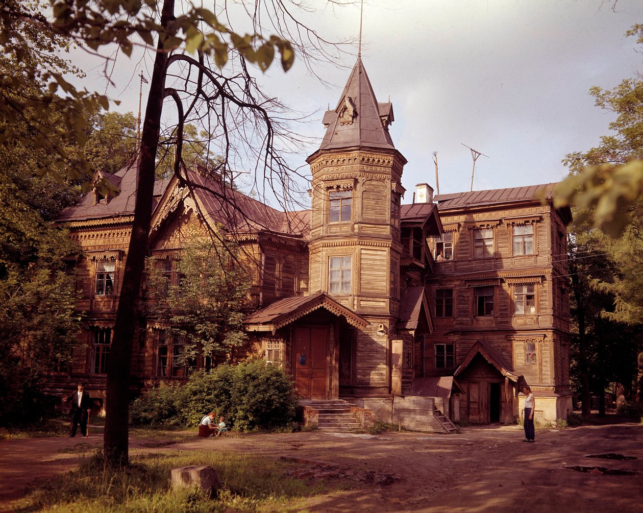 Arquitectura russa: vista de um dacha do século XIX, casa de campo russa. de School Russian