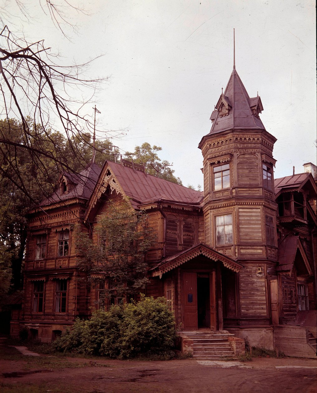 Arquitectura russa: vista de um dacha do século XIX, casa de campo russa. de School Russian