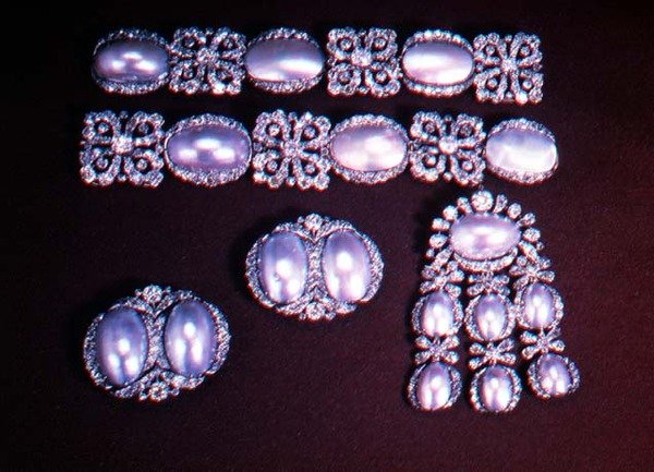 Conjunto de jóias, broche, brincos e pulseiras, segunda metade do século XVIII (ouro, diamantes e madrepérola) de School Russian