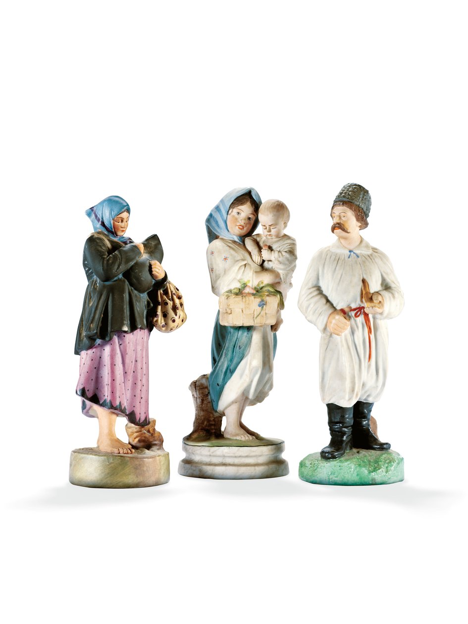 Três figuras de porcelana representando duas mulheres segurando crianças e um Cossak com um cachimbo, final do século 19 (porcelana) de School Russian