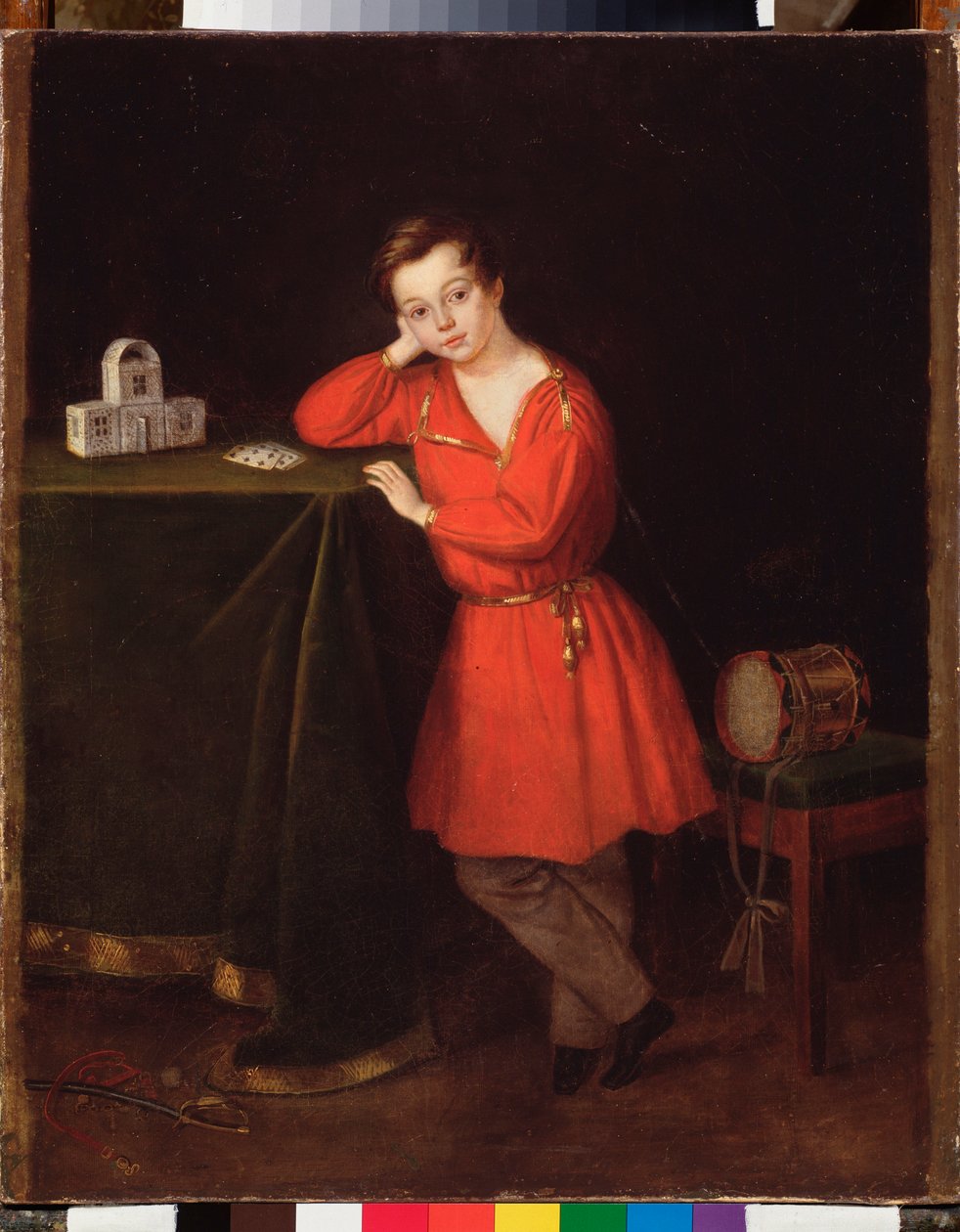 Um menino com uma túnica vermelha na frente de um castelo de cartas na mesa. Pintura anônima, óleo sobre tela, por volta de 1830. Arte russa de School Russian