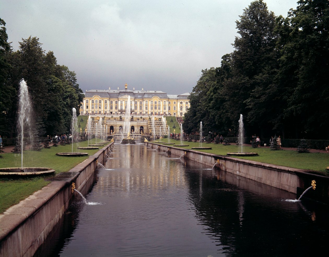 Vista da grande queda de água do castelo de Peterhof, realizada sob Pedro o Grande, perto de São Petersburgo, Rússia de School Russian