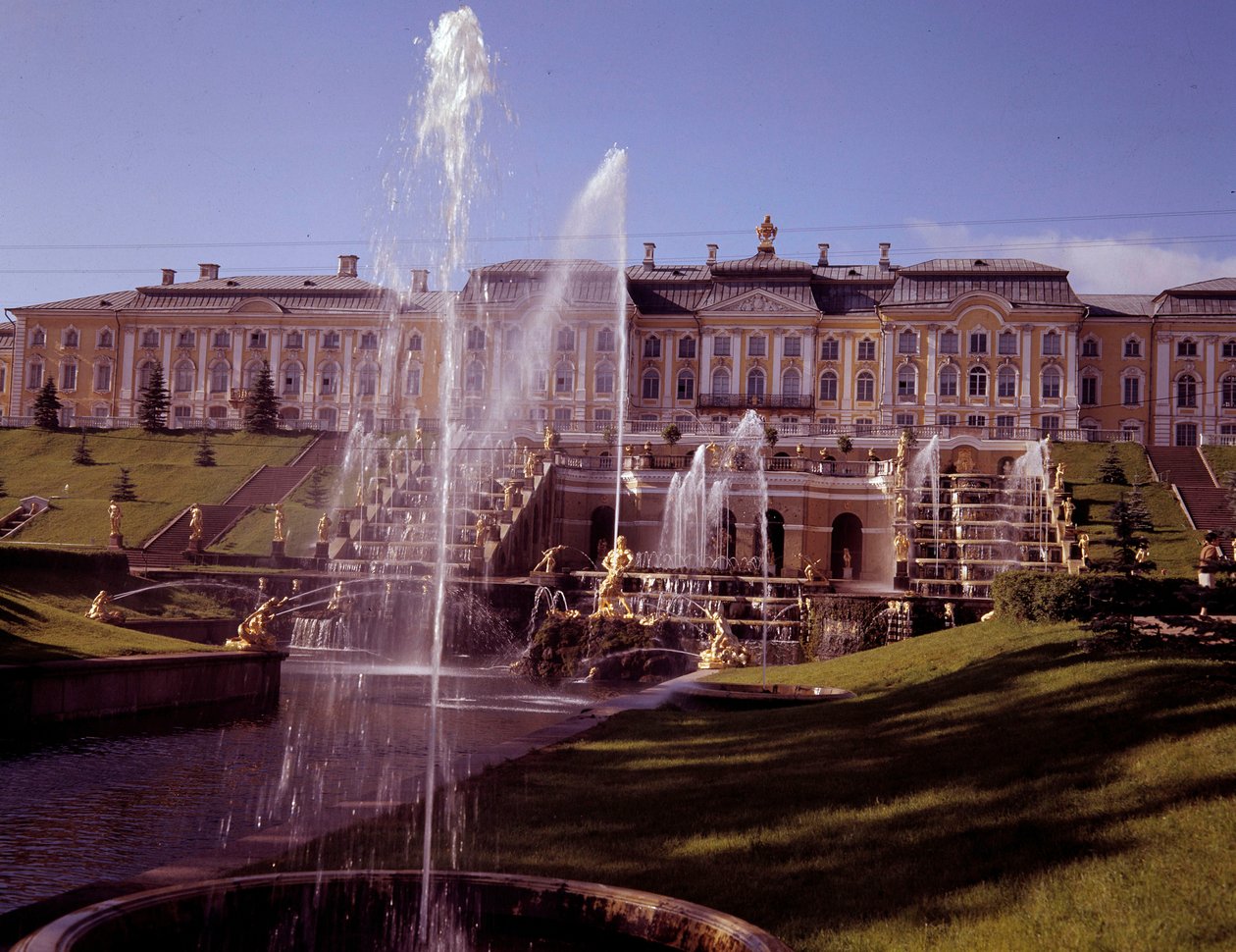 Vista da grande queda de água do castelo de Peterhof, realizada sob Pedro o Grande, perto de São Petersburgo, Rússia de School Russian
