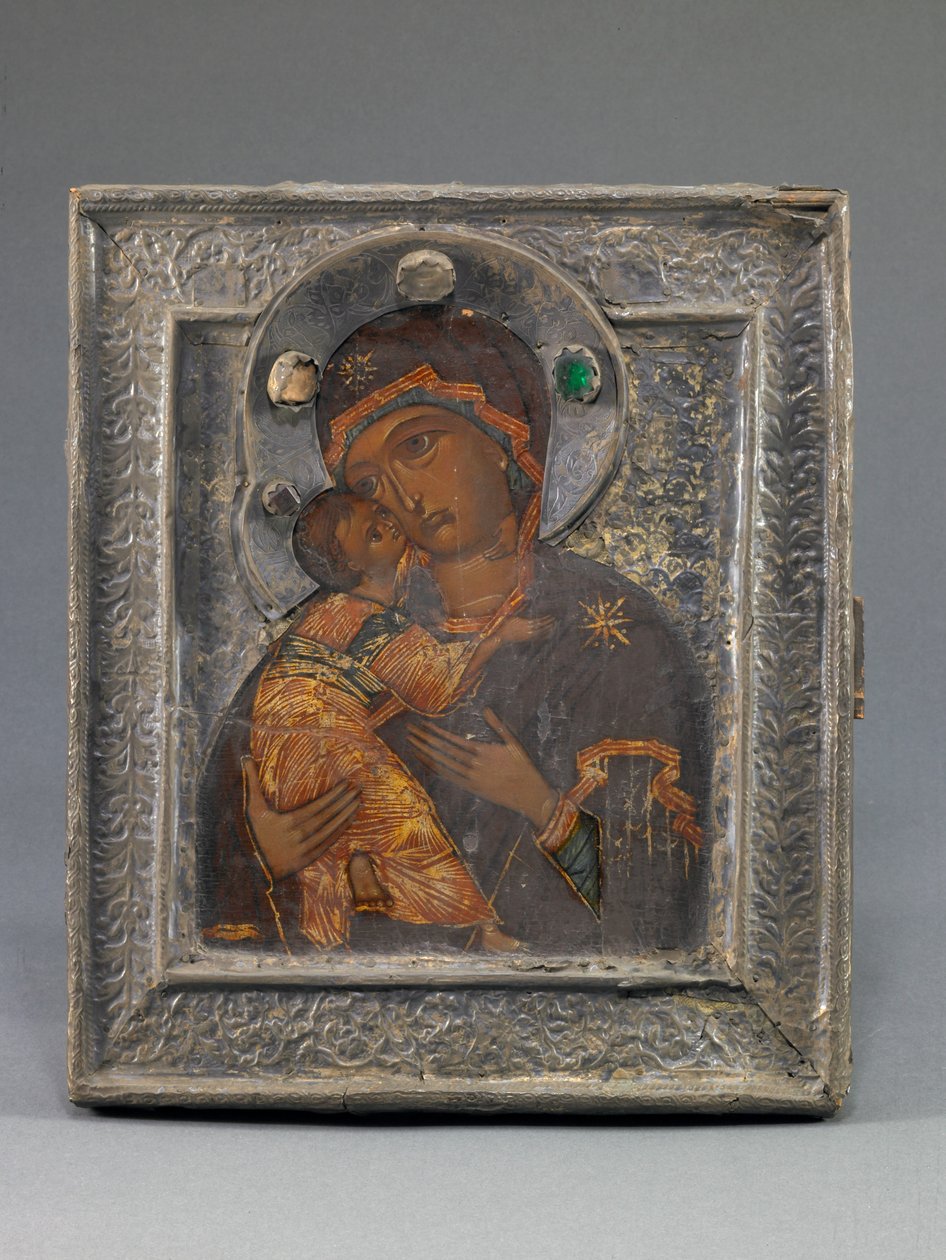Ícone de Vladimir Mãe de Deus com revestimento, ícone de meados do século XVII, rebordo de finais do século XVII, auréola do século XVIII (prata, liga metálica, pedras de vidro e têmpera sobre madeira) de School Russian