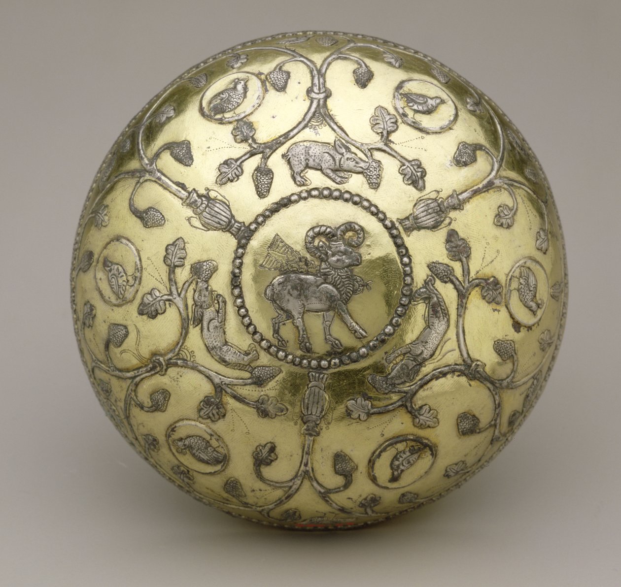 Taça, século 6-7 d.C. (prata dourada e esculpida) de School Sasanian