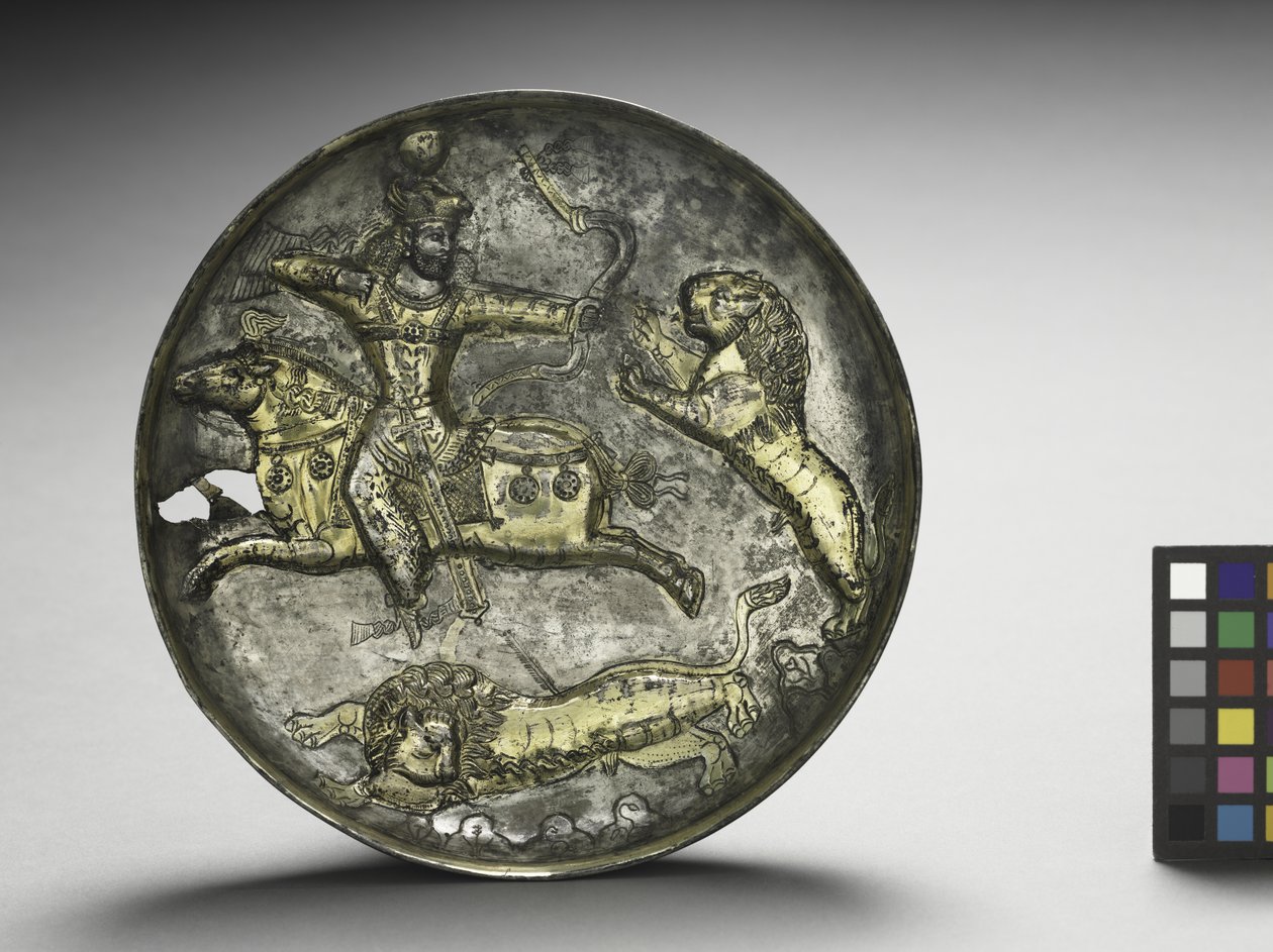 Prato: Leões de caça Rei Hormizd II ou Hormizd III, 400-600 (prata dourada) de School Sasanian