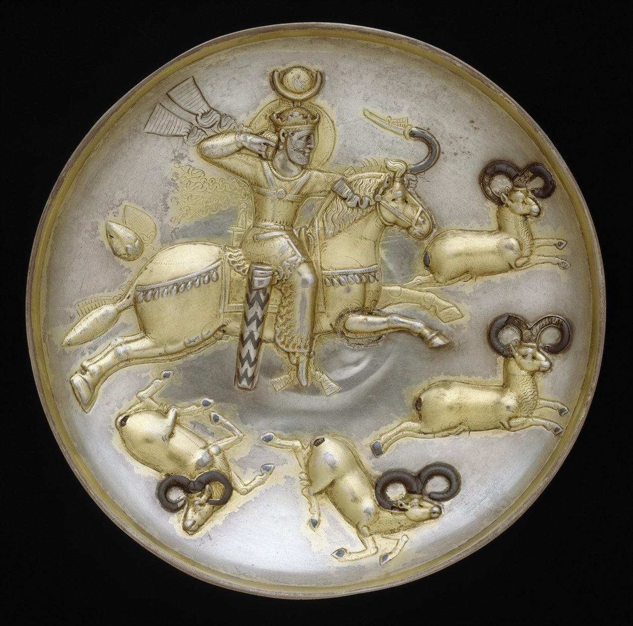 Prato com carneiros de caça ao rei, c.500 D.C. (prata, douradura de mercúrio, incrustação de niello) de School Sasanian