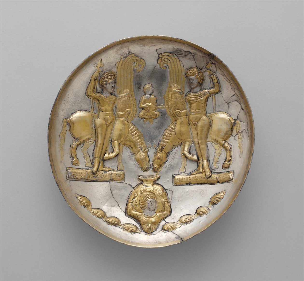Placa com jovens e cavalos alados, século V a VI d.C. (prata, douradura com mercúrio) de School Sasanian