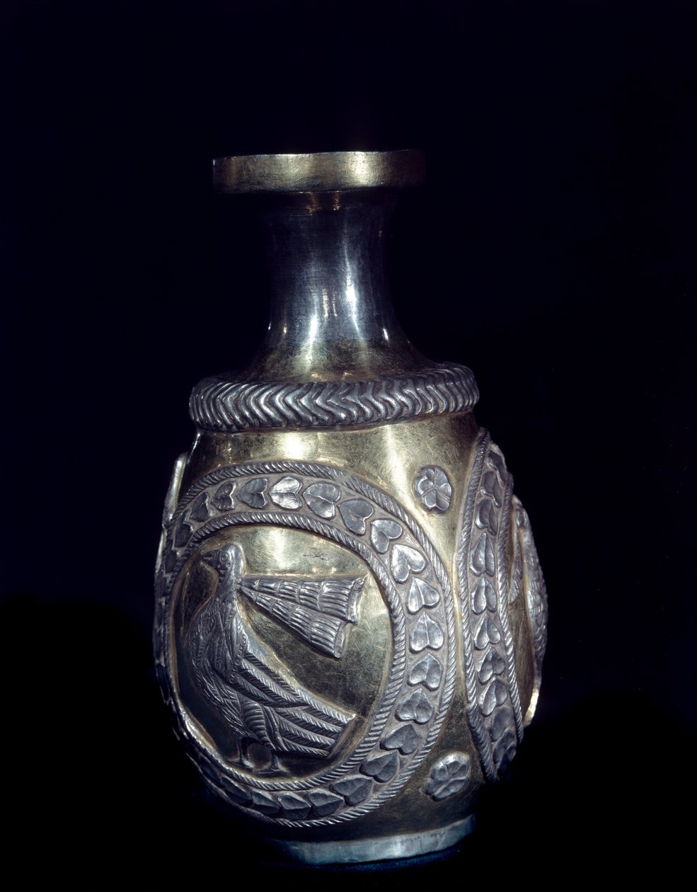Artesanato sassânida: jarro de prata dourada decorado com três medalhões com galos estampados. 224-661 AD. Teerão, coleção Foroughi de School Sasanian