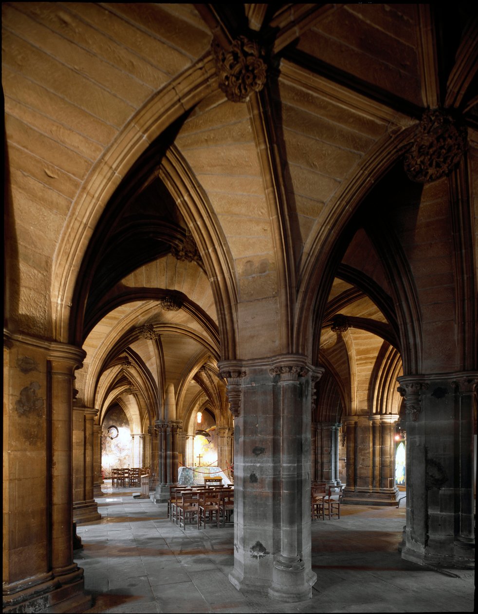 Arte Gótica: Vista da Cripta e da Igreja Baixa da Catedral de Glasgow. Século XII. Escócia de Scottish School