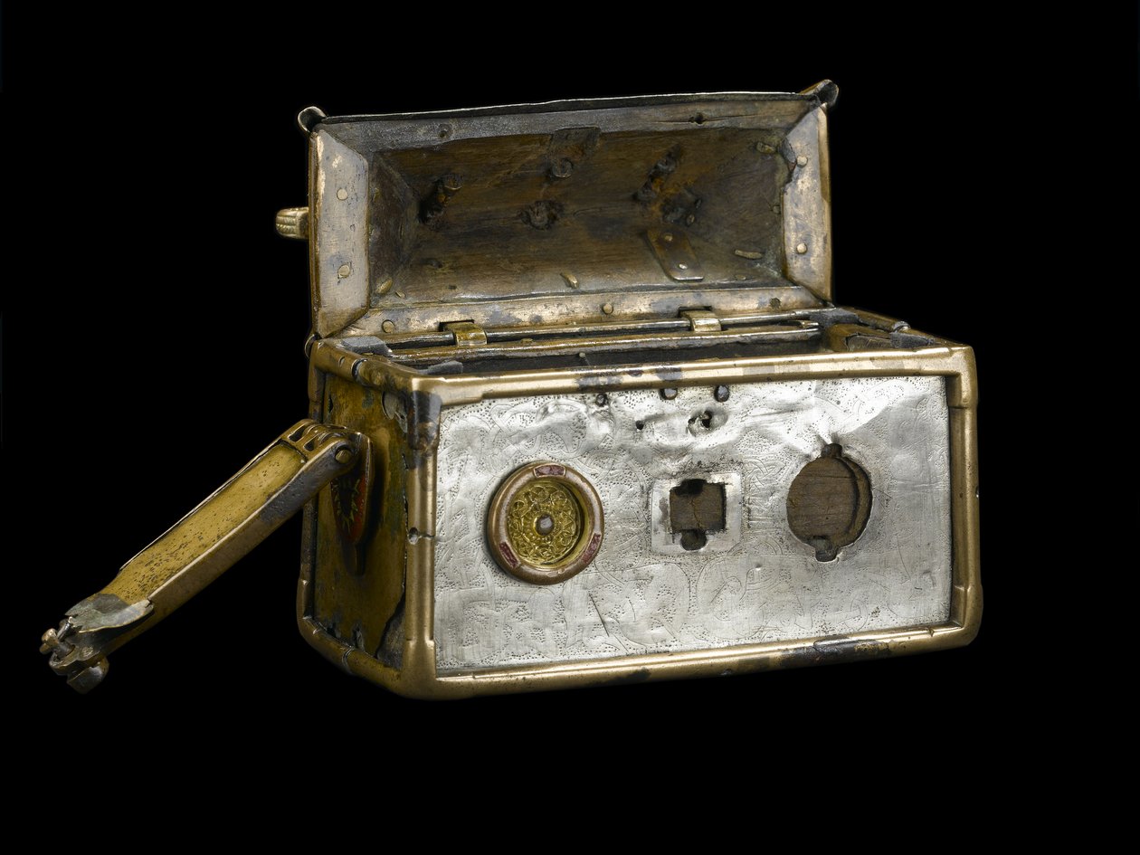 O Relíquio Monymusk, século VIII d.C. (bronze, prata, madeira, liga de cobre, vidro, esmalte) de Scottish School