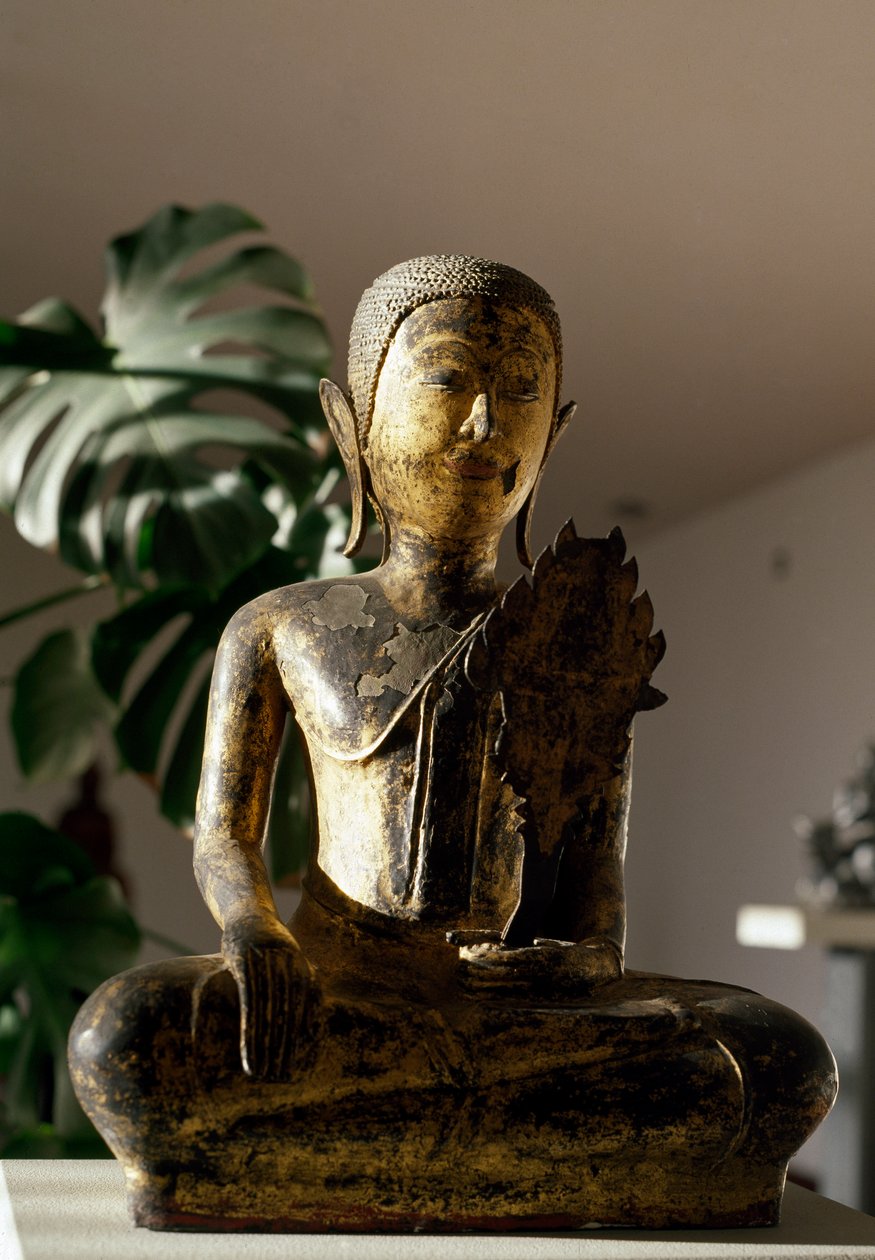 Buda sentado em Bhumisparsa Mudra gesto durante a meditação (escultura de School Siamese