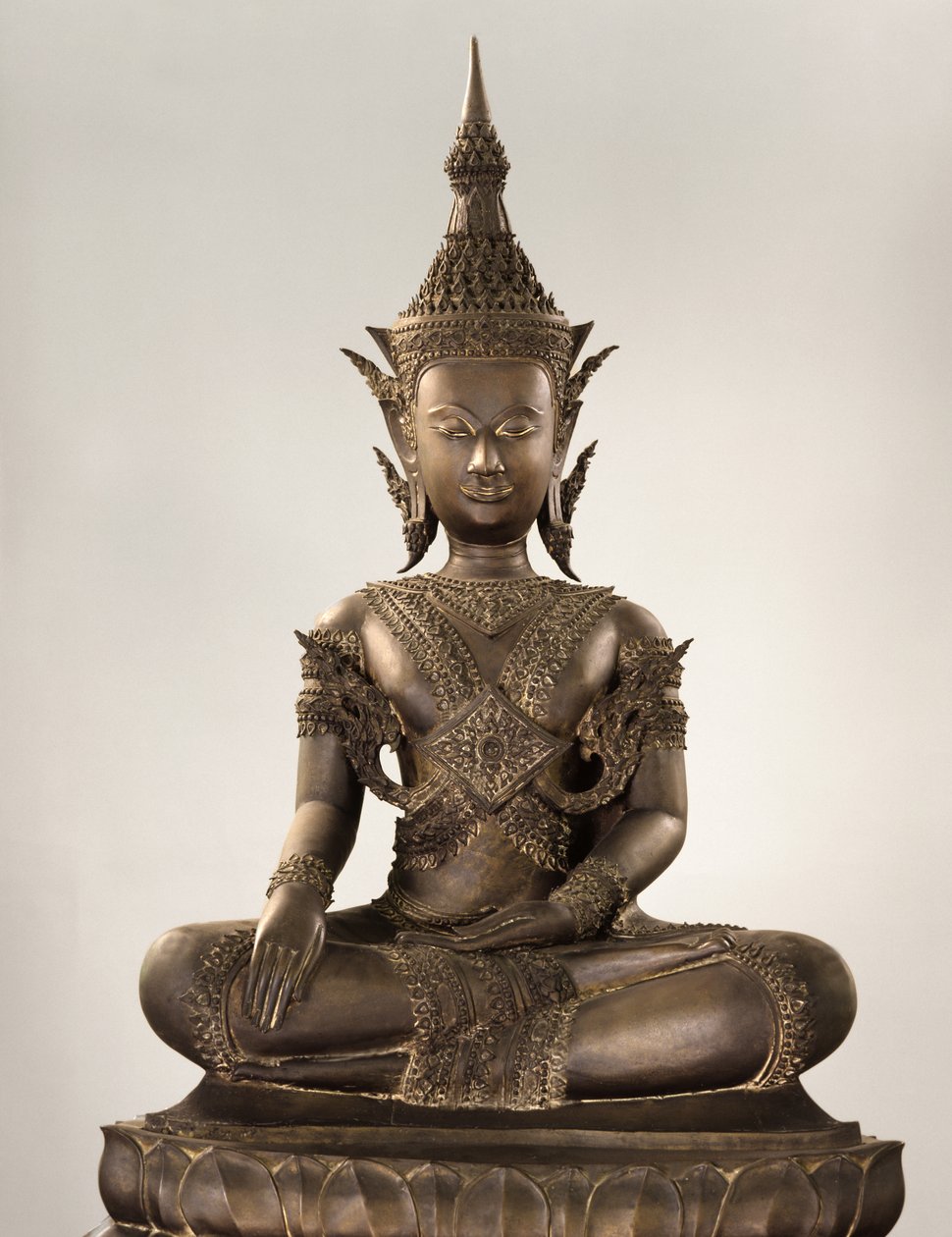 Buda do tamanho da vida em traje real (bronze) de School Siamese