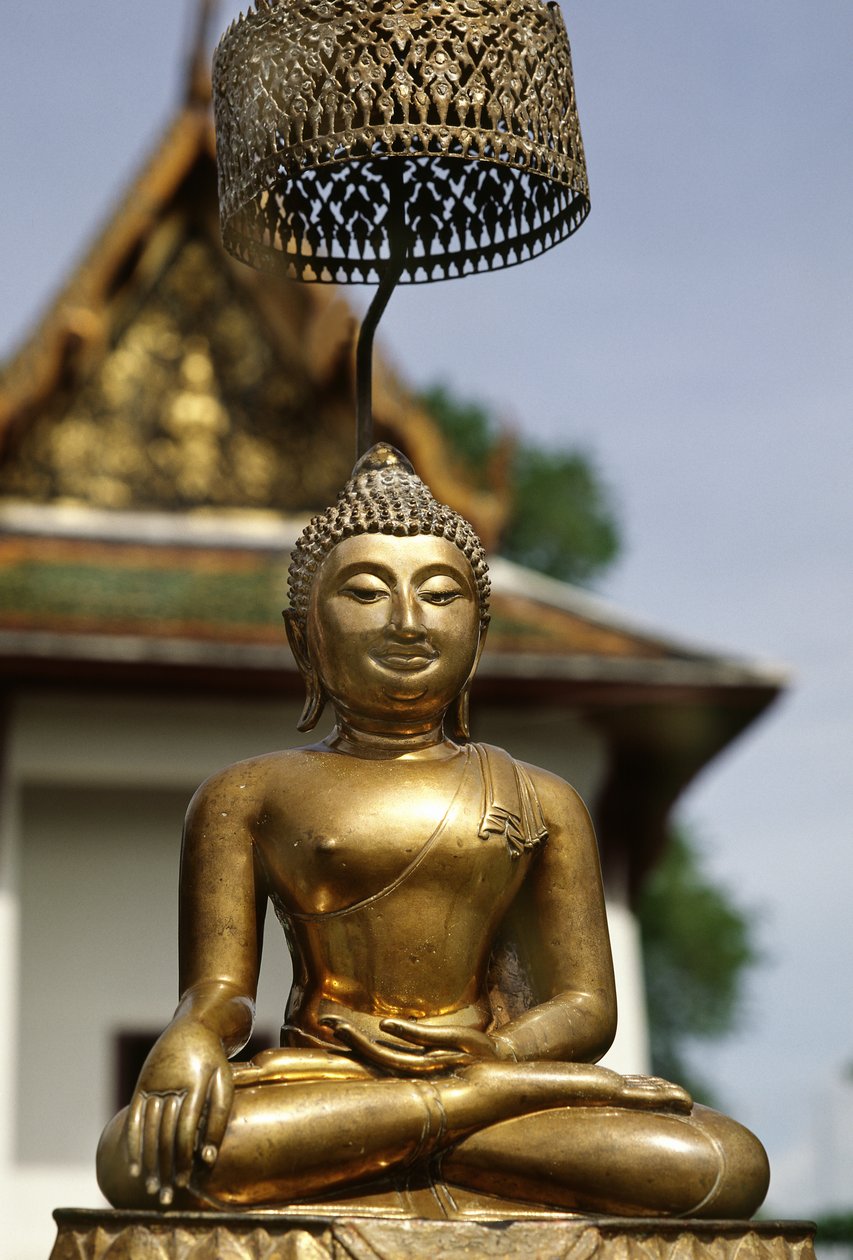 O Phra Buda Sihing exposto aos adoradores durante as celebrações de Ano Novo (bronze) de School Siamese