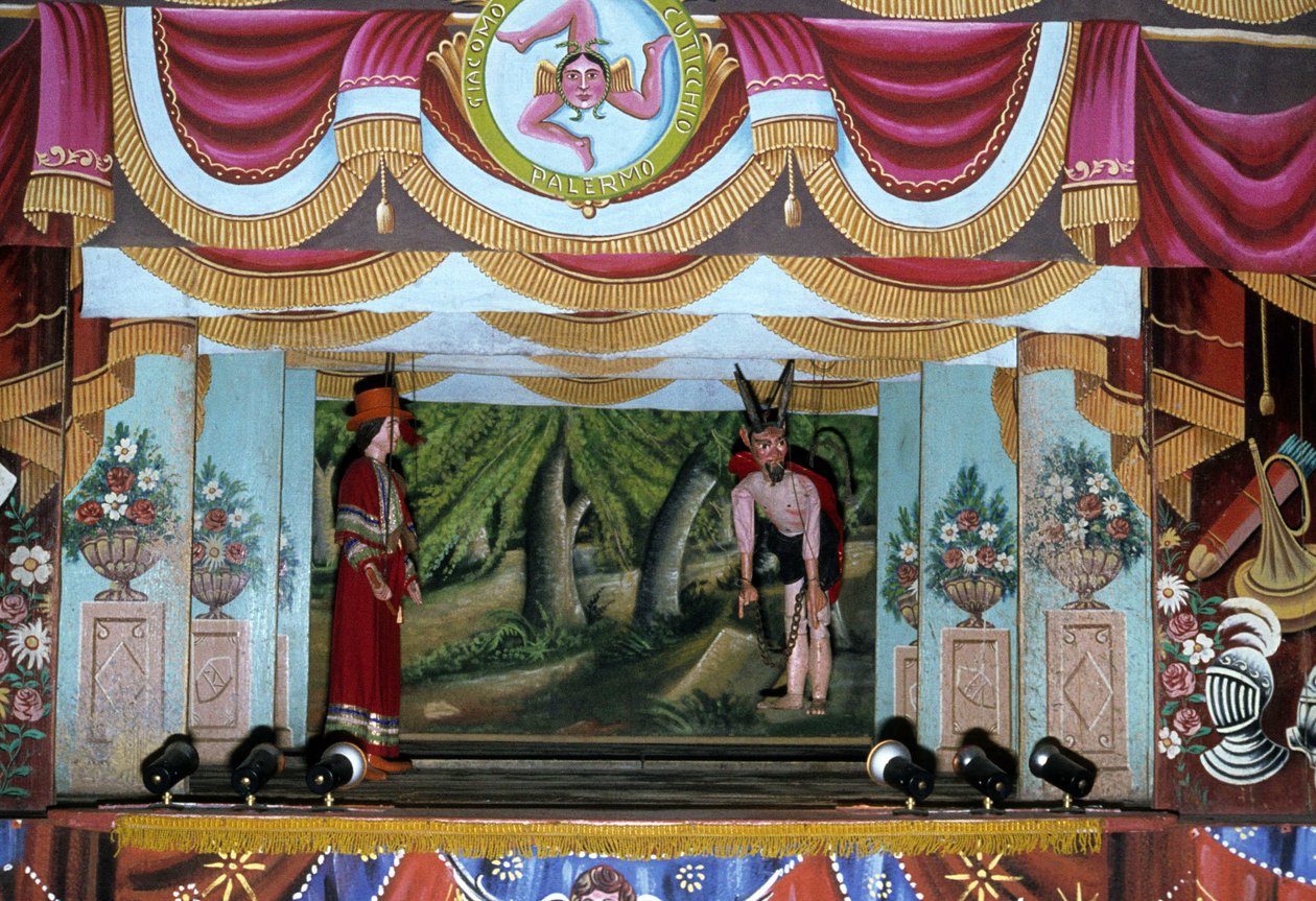 Teatro Puppi em Palermo. Estes bonecos, pertencentes a uma tradição siciliana dos tempos antigos, têm como objectivo contar a história das invasões e das conquistas normandas. Na parte superior da fotografia está o símbolo siciliano de Trinacria (Trinacria de School Sicilian