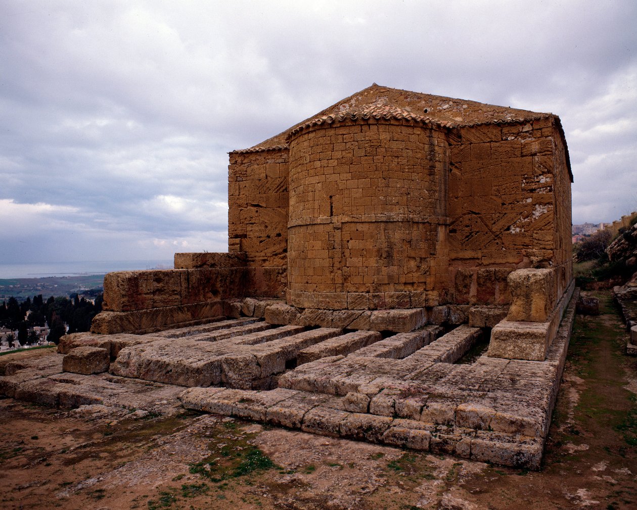 Vista da igreja medieval de San Biagio, construída sobre o templo de Demetra, 480-470 a.C. de School Sicilian