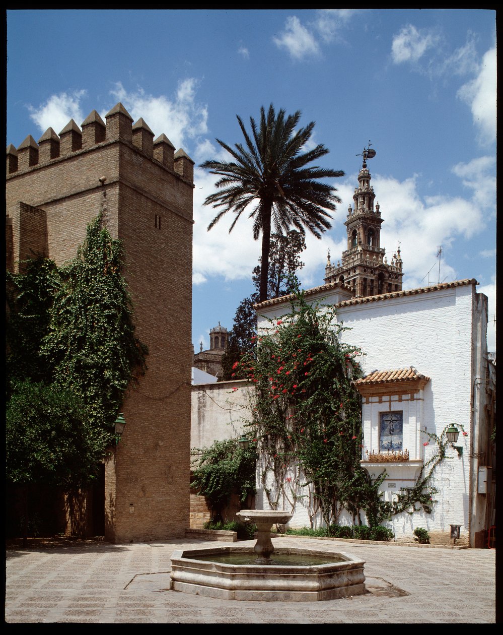 Arte almóada: vista da Giralda, antiga minarete que foi convertida numa torre sineira de School Spanish