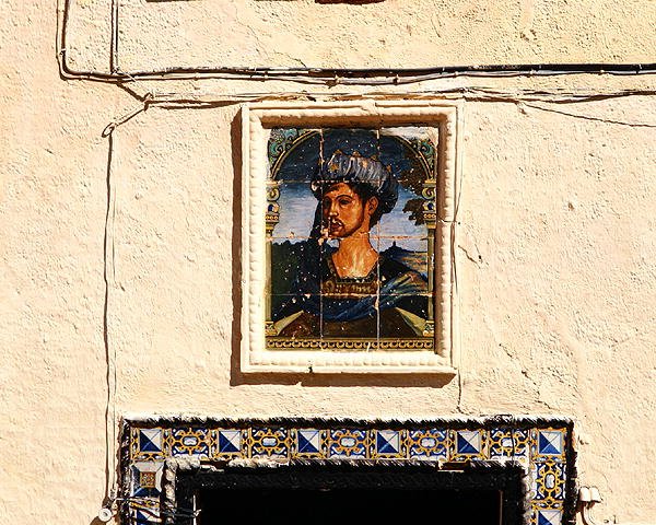 Azulejos cerâmicos com o retrato de um homem fora da Casa do Rei Mouro (foto) de School Spanish