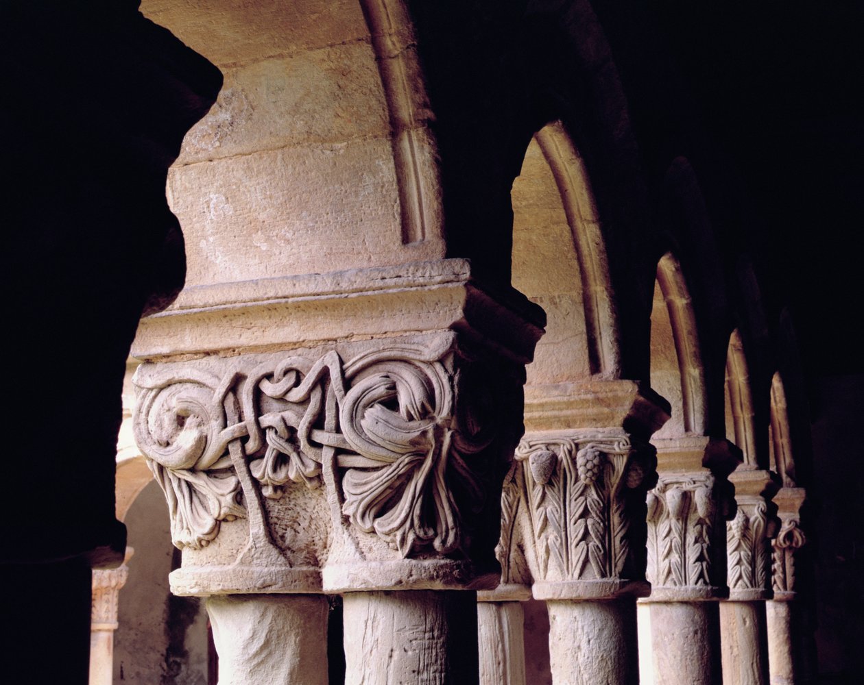 Detalhe das maiúsculas nos claustros (foto) de School Spanish