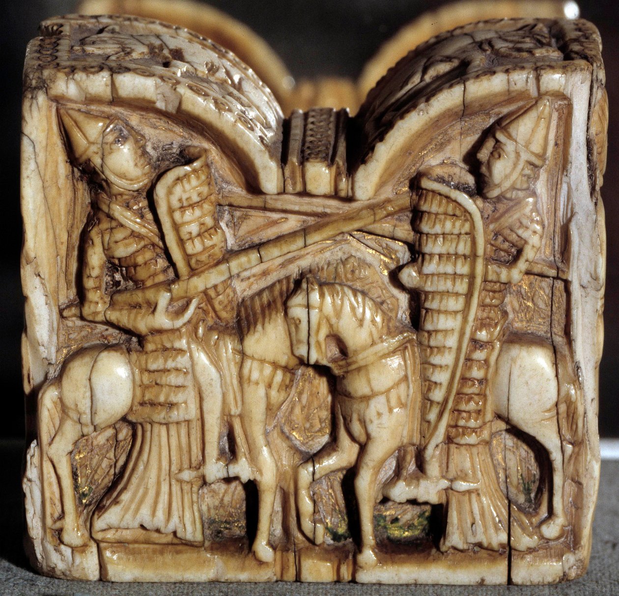 Arte românica: peão de damasco representando uma batalha entre dois cavaleiros. Escultura de marfim. De Espanha. Dim. 0,64x0,68 m. Paris, Museu do Louvre. de School Spanish