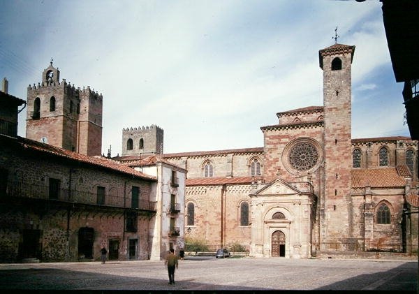 Vista da Catedral da Plaza Mayor, construída no século 1150-14 (foto) de School Spanish