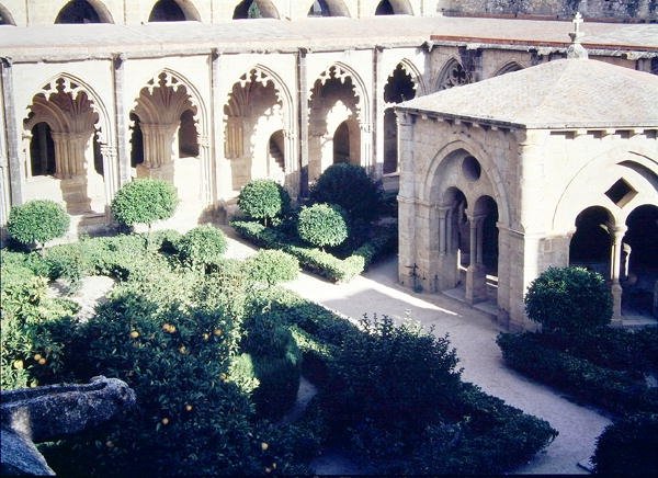 Vista do claustro de School Spanish