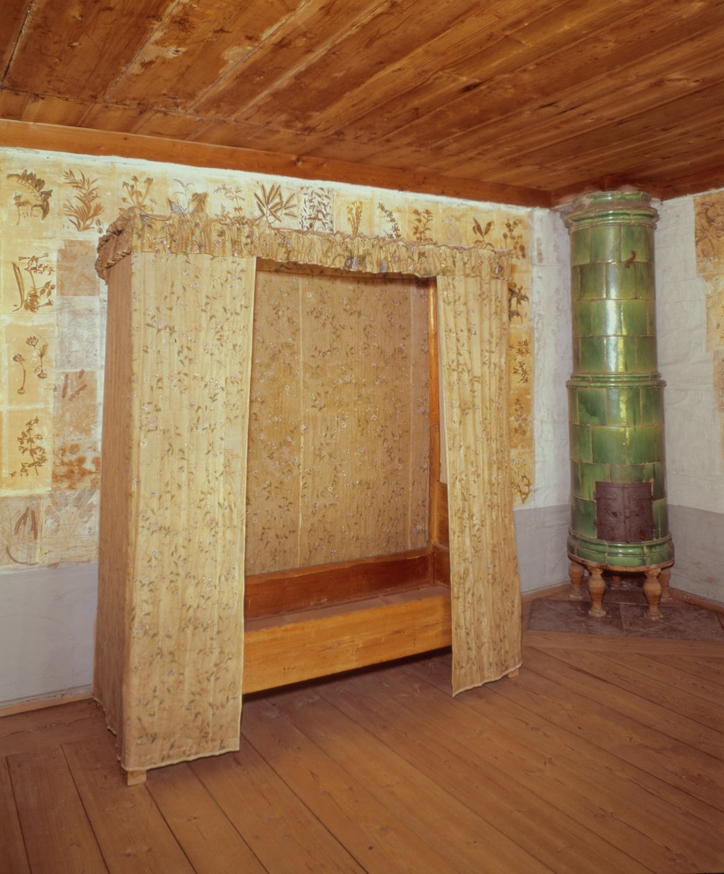 Cama rebatível e fogão de cerâmica na casa de Carl Linnaeus (1707-78) (foto) de School Swedish