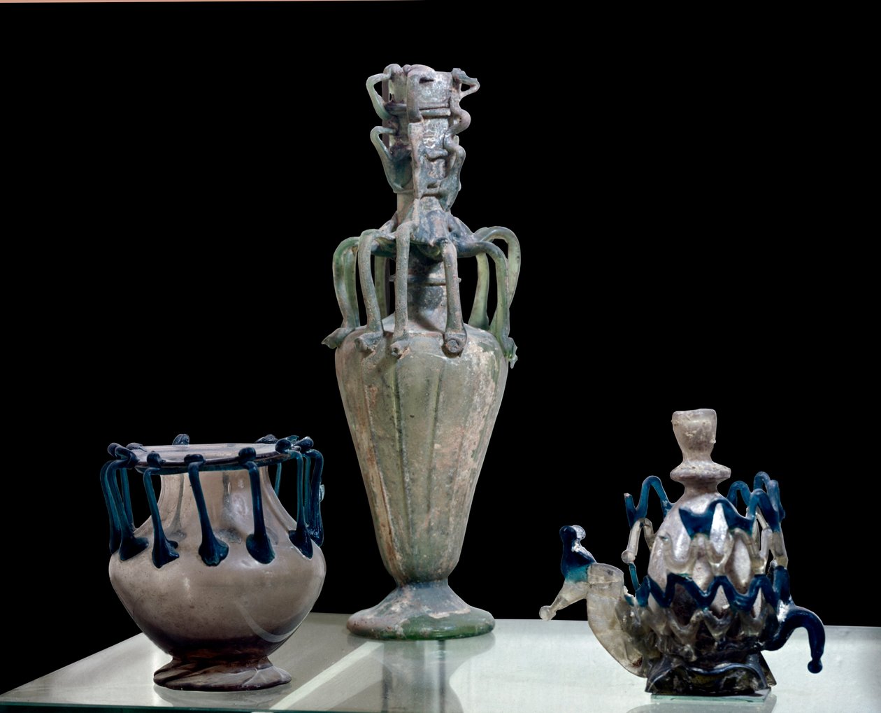 Arte oriental: vasos de vidro feitos na Síria. 300 aproximadamente. Paris, Museu do Louvre de School Syrian