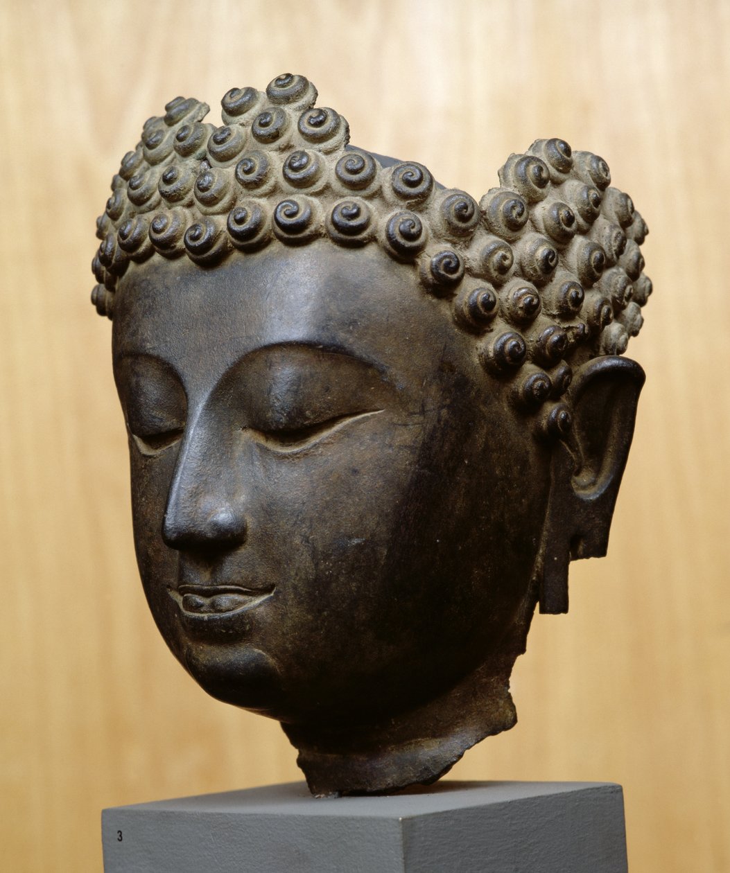 Cabeça de Buda olhando para baixo, Cultura Lan Na (bronze) de School Thai