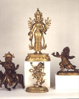 Figura Sino-Tibetana de bronze dourado de Padmapani; figura Sino-Tibetana de bronze dourado de Dam-can Dor-je Legs-pa; figura Sino-Tibetana de Syamatara; figura policromada de Vajravavali (bronze) de School Tibetan