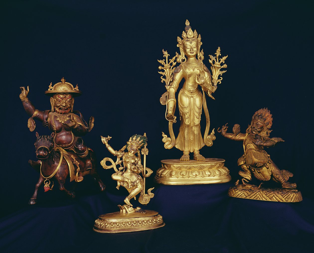 Números tibetanos: Vajravarahi dançando sobre um cadáver humano; figura de Padmapari; figura de Beg-tse; figura de Dam-can Dor-je Legs-pa montando um cavalo de School Tibetan
