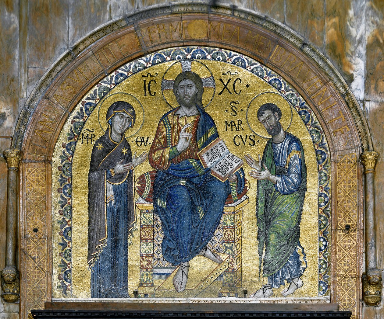 Arquitectura bizantina: Cristo em majestade (Cristo em glória) entre a Virgem e São Marcos (Deesis), mosaicos feitos por artistas venezianos e redesenhados no século XVI. Apse. Basílica de São Marco (Basílica de São Marco), Veneza de School Veneto Byzantine
