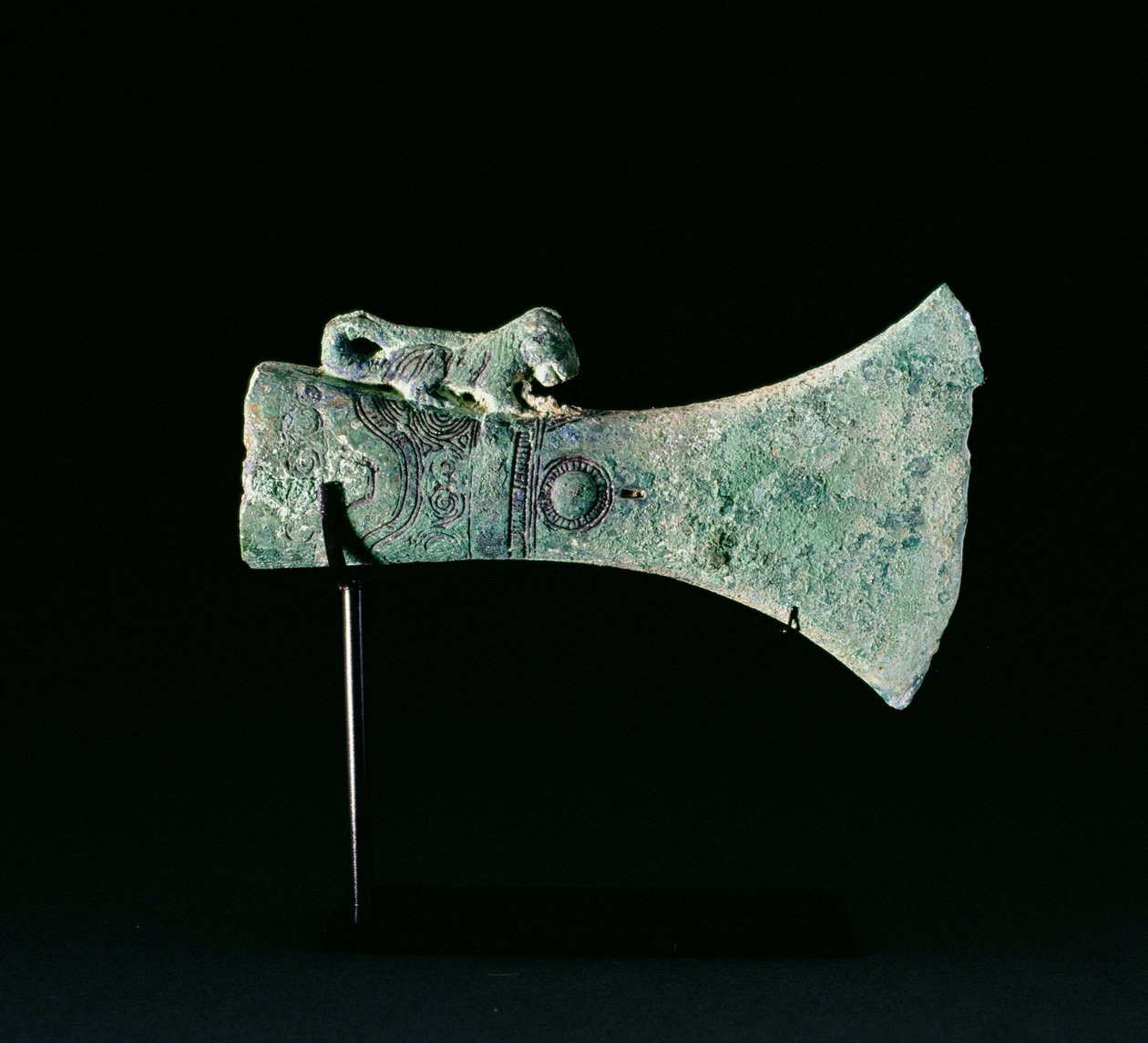 Axe-Head, Cultura Dongson, c.200 BC-200 AD (bronze) de School Vietnamese