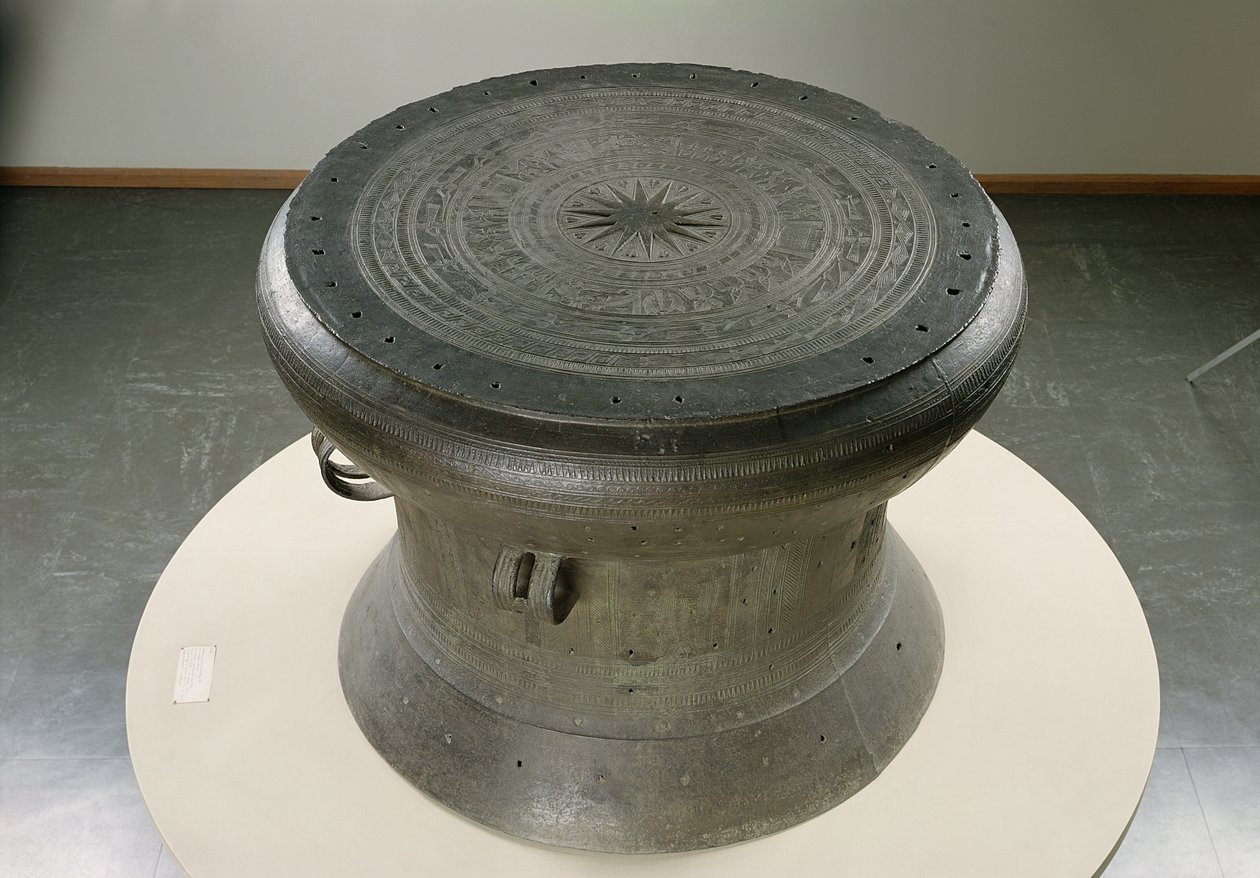 Tambor, estilo Dong Son, século 2-1 a.C. (bronze) (ver também 232894) de School Vietnamese