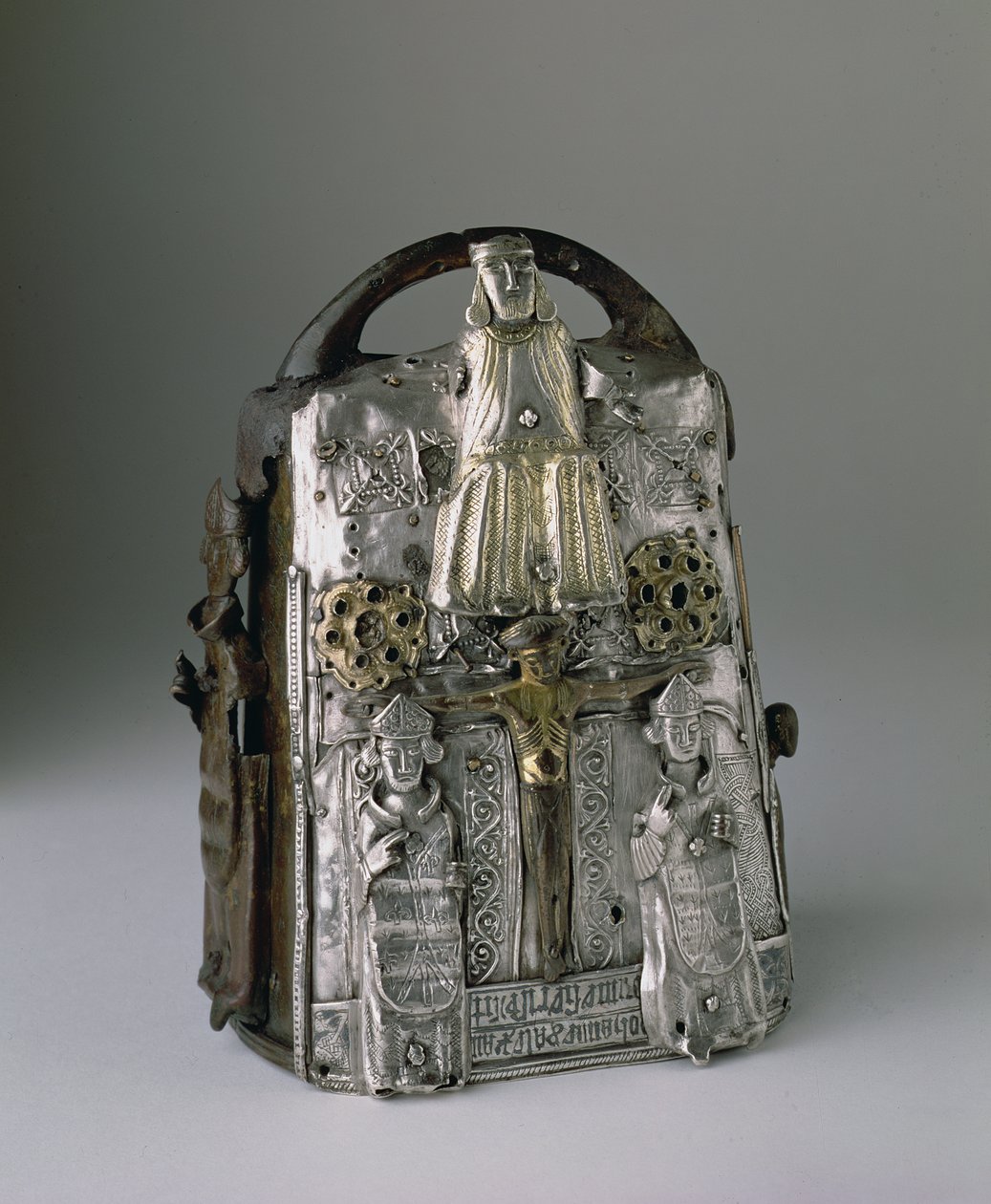 Guthrie Bell Shrine, tendo representações de Deus e da Crucificação, uma inscrição em latim, guardada no Castelo de Guthrie, Forfarshire (serralharia) de Scottish School