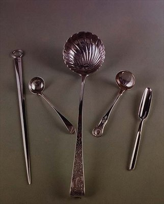 Espeto: Eley e Fearn, 1801; concha de molho: IS, Edimburgo, c. 1800; panela de sopa por Christopher Haines, Dublin, 1774; Panela de molho de padrão de reis por J.McKay, Edimburgo, 1851; colher medula, c.1750 (prata) de Scottish School