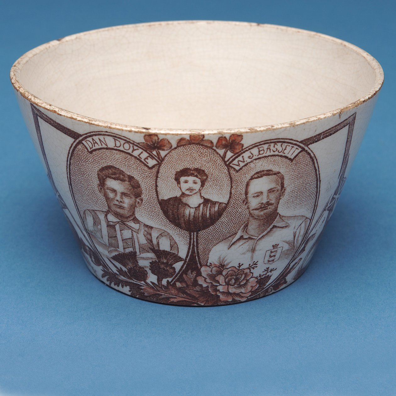 Tigela de lembrança de Inglaterra v. Escócia (cerâmica) de Scottish School
