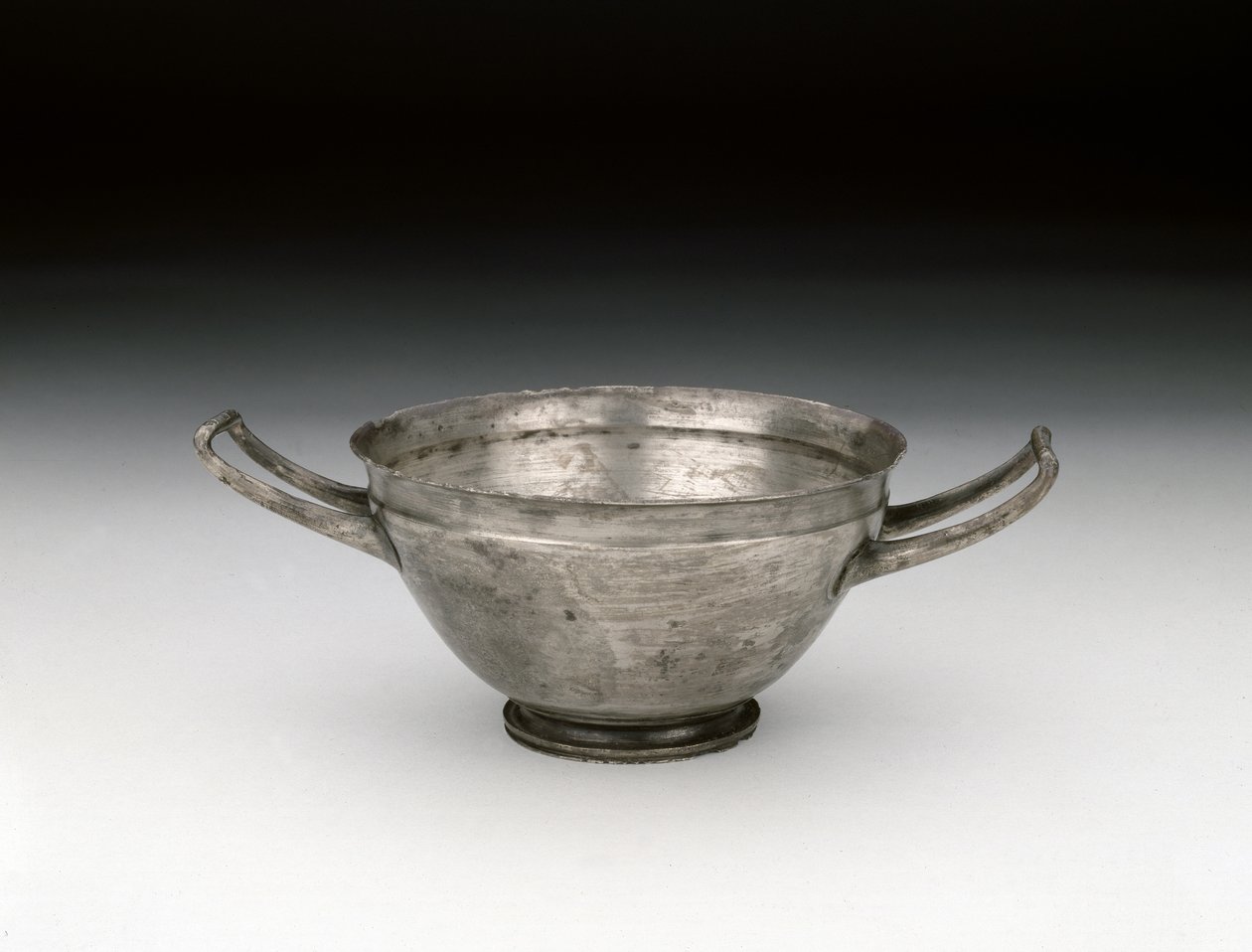Taça, da Sepultura IV no Nymphaeum na Criméia, século V aC (prata) de Scythian