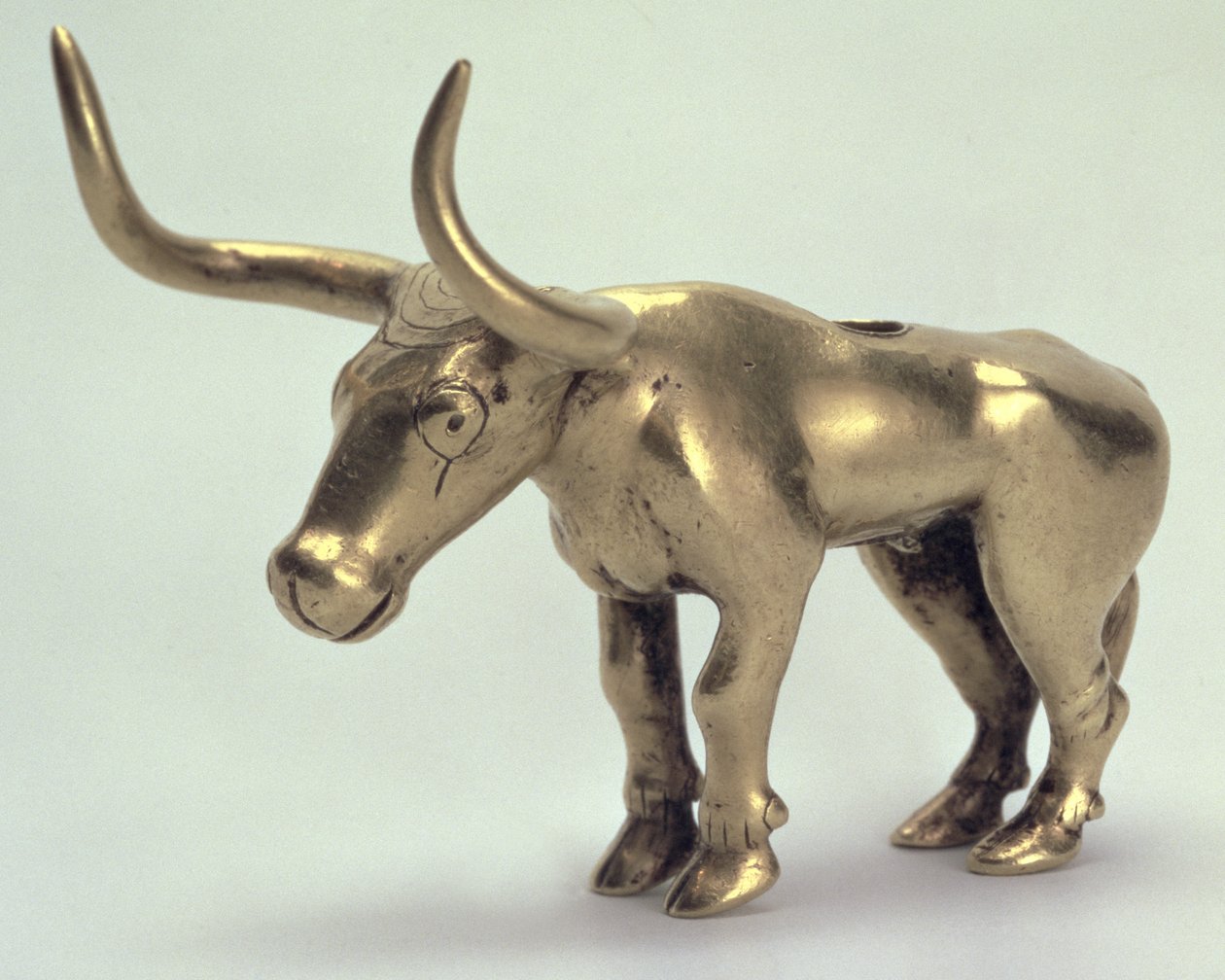 Figura de um touro, do monte funerário de Maikop do norte do Cáucaso, terceiro milênio aC (ouro) de Scythian