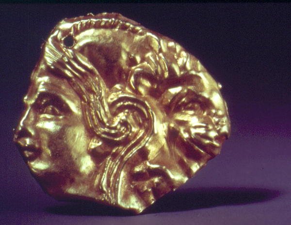 Cabeça de um jovem e leão (ouro) de Scythian
