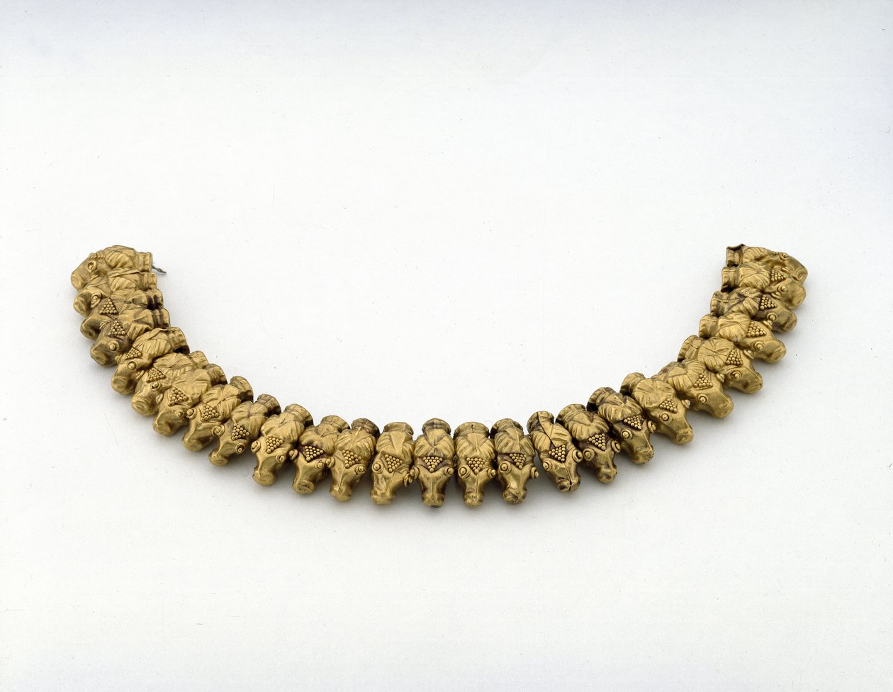 Colar de cabeças de carneiro, da Sepultura II no Nymphaeum na Crimeia (ouro) de Scythian