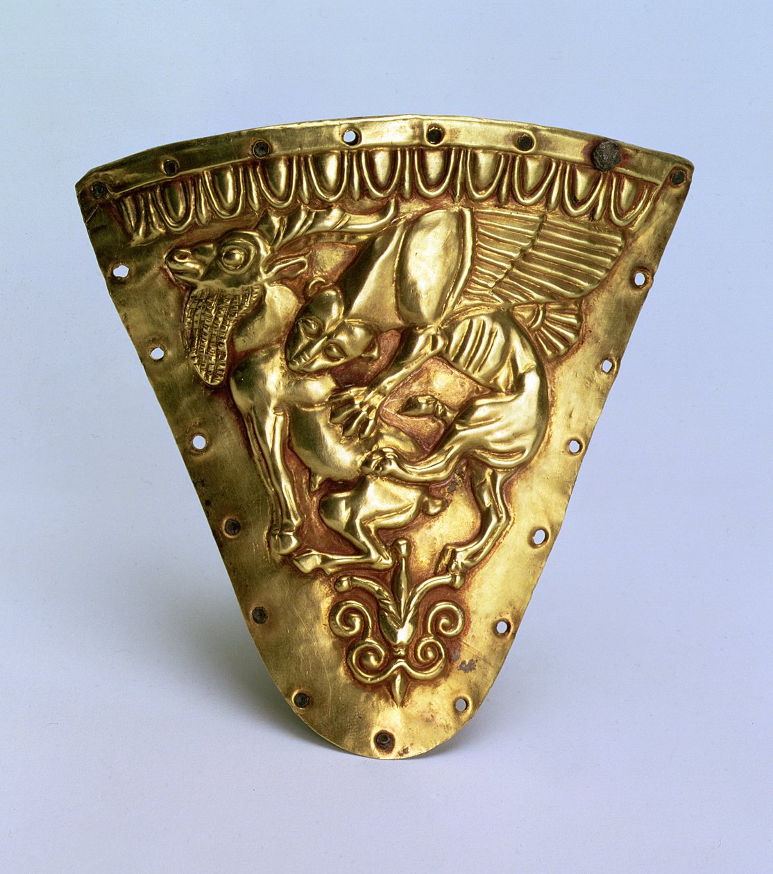 Ornamento Rhyton (vaso ritual em forma de chifre) com um relevo de uma criatura alada fabulosa atacando uma cabra, estilo Greco-Oriental, do Reino Bosporan, meados do século V aC (ouro) de Scythian
