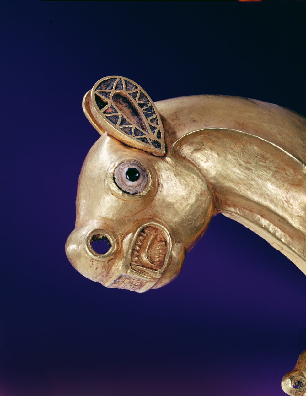 Escudo emblema na forma de uma pantera, 700-650 aC ouro, âmbar e detalhes esmalte colorido de 165769 de Scythian