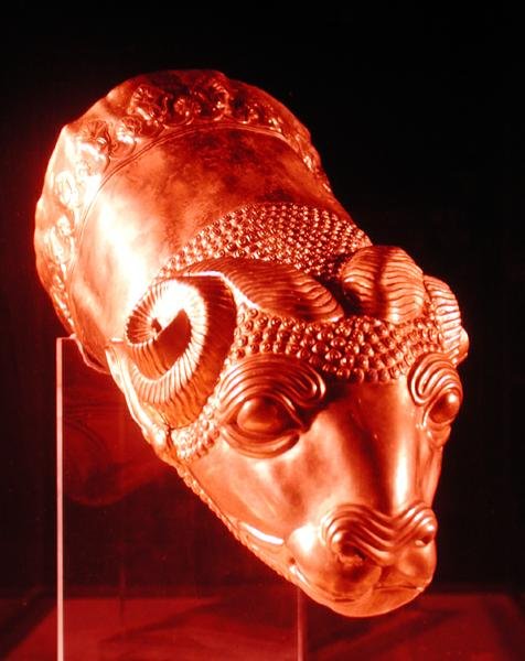 Rhyton na forma de uma cabeça de moufflons (ouro) de Scythian