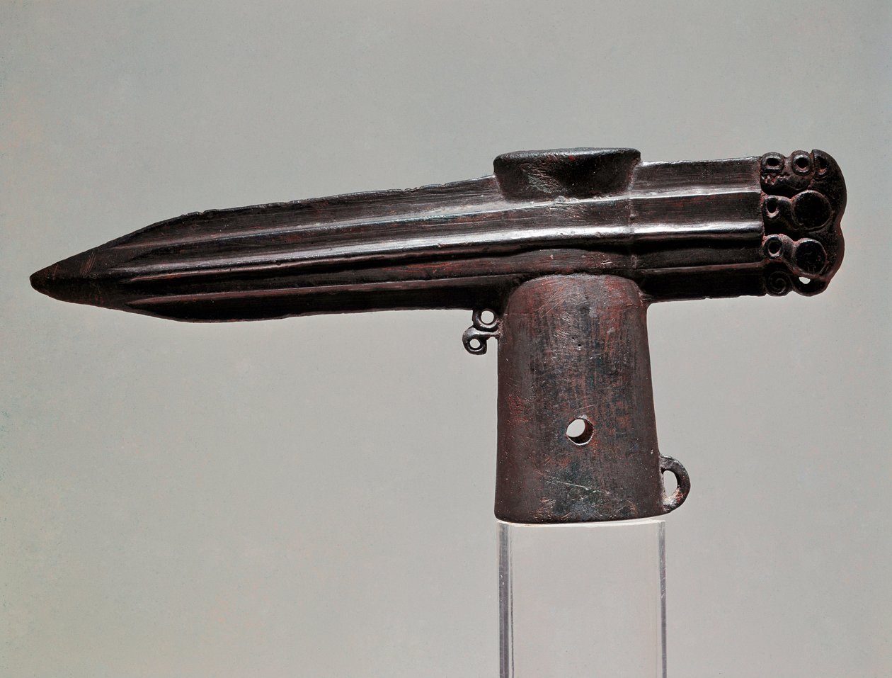 Art Scythian (civilização Cítica ou Scythia): machado de bronze da região de Krasnoyark (Sibéria e Altai). Século VII - II a.C. São Petersburgo, Museu Hermitage de Scythian