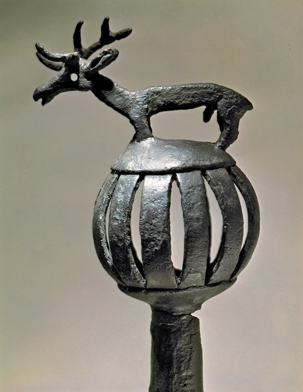 Arte Scythian (civilização Scythian ou Scythia): ornamento em bronze de tanque encimado pela figura de um veado. Objecto do século VII - VI a.C. São Petersburgo, Museu Hermitage de Scythian