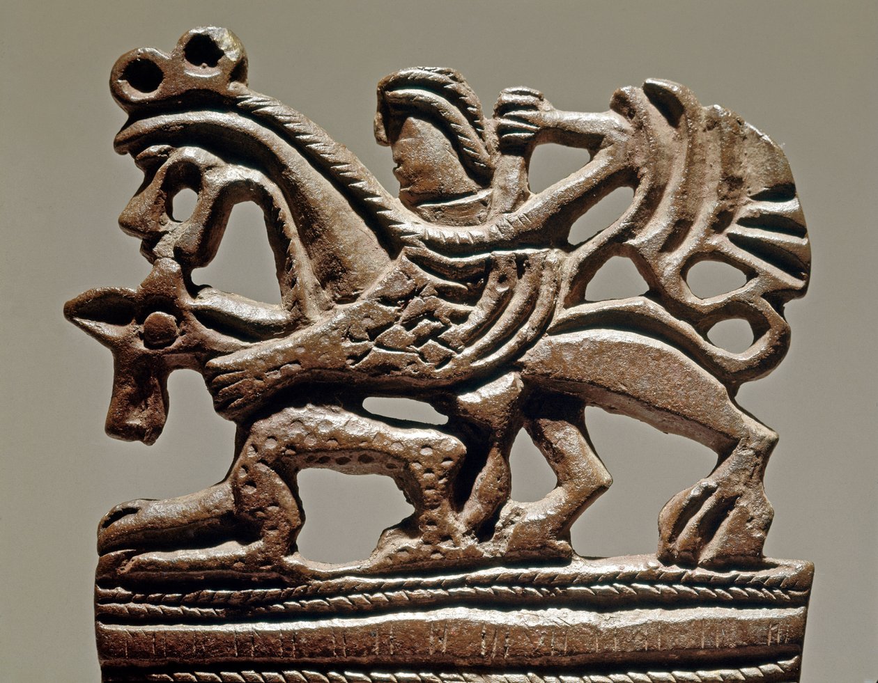 Arte Scythian (civilização Scythian ou Scythian): Apolo sobre um grifo - Século IV a.C. - Adorno de tanque de bronze - Museu de l
