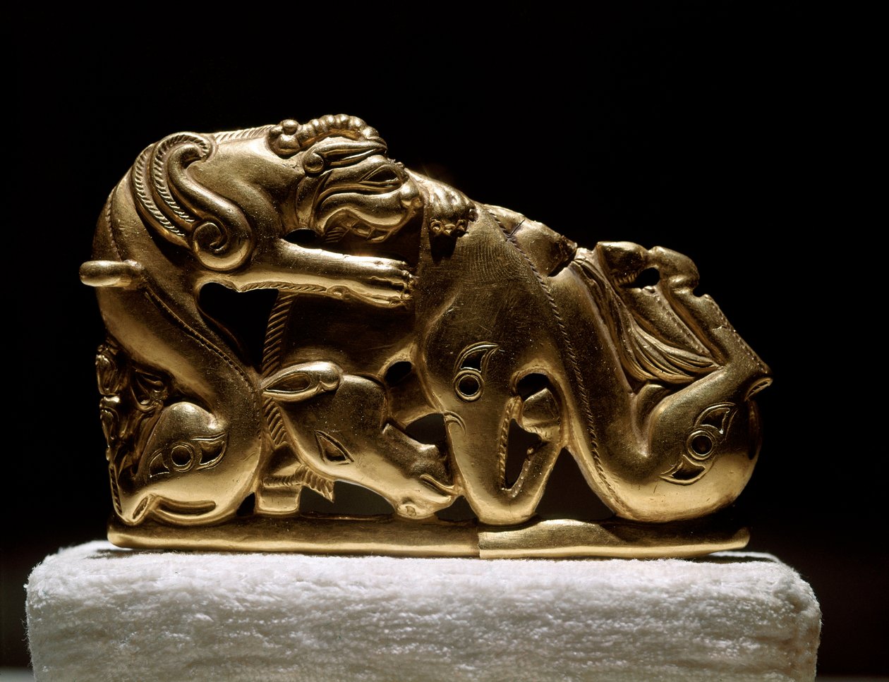 Arte Scythian (civilização Scythian ou Scythian): fíbula de cinto de ouro representando um grifo a atacar um cavalo. De Chiliktin. Século V-4 AC. São Petersburgo, Museu Hermitage - Arte Cítrica (civilização cítica): fivela de cinto de ouro representando um de Scythian