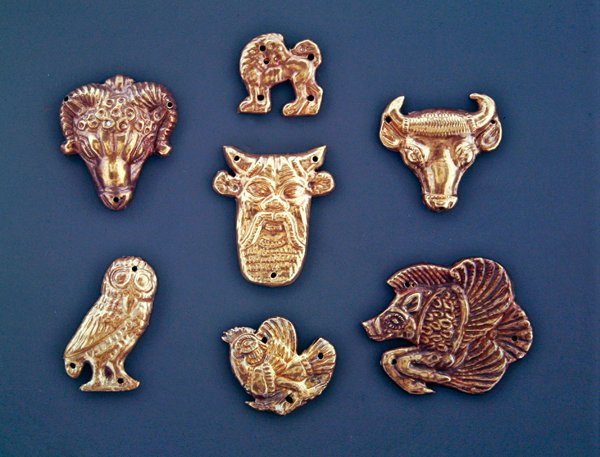 Placas de enfeite de roupas mostrando influência grega (ouro) de Scythian